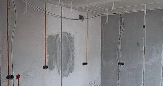 Прокладка кабеля в штробе в Кронштадте – расценки от 210 руб - ЭлектроКрн
